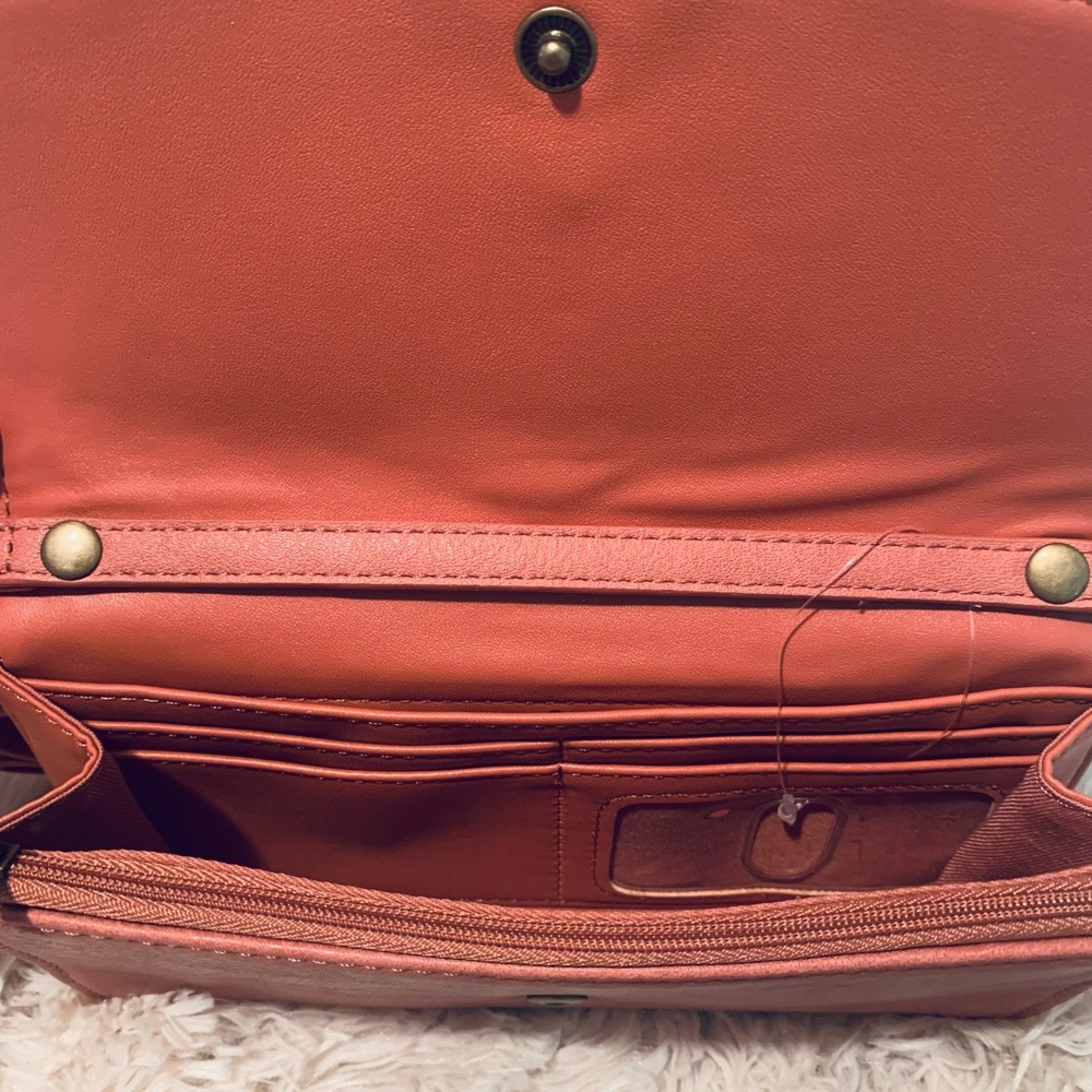 Universal Threads Crossbody Wallet - Picture 2 of 2